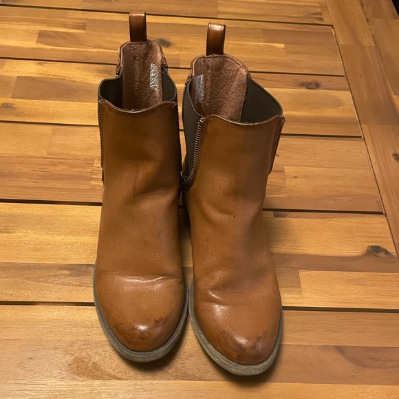 Chelsea Boot - Picture 2 of 6